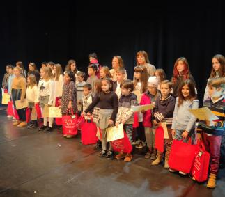  Los ganadores del Concurso de Postales Navideñas recogen sus premios 